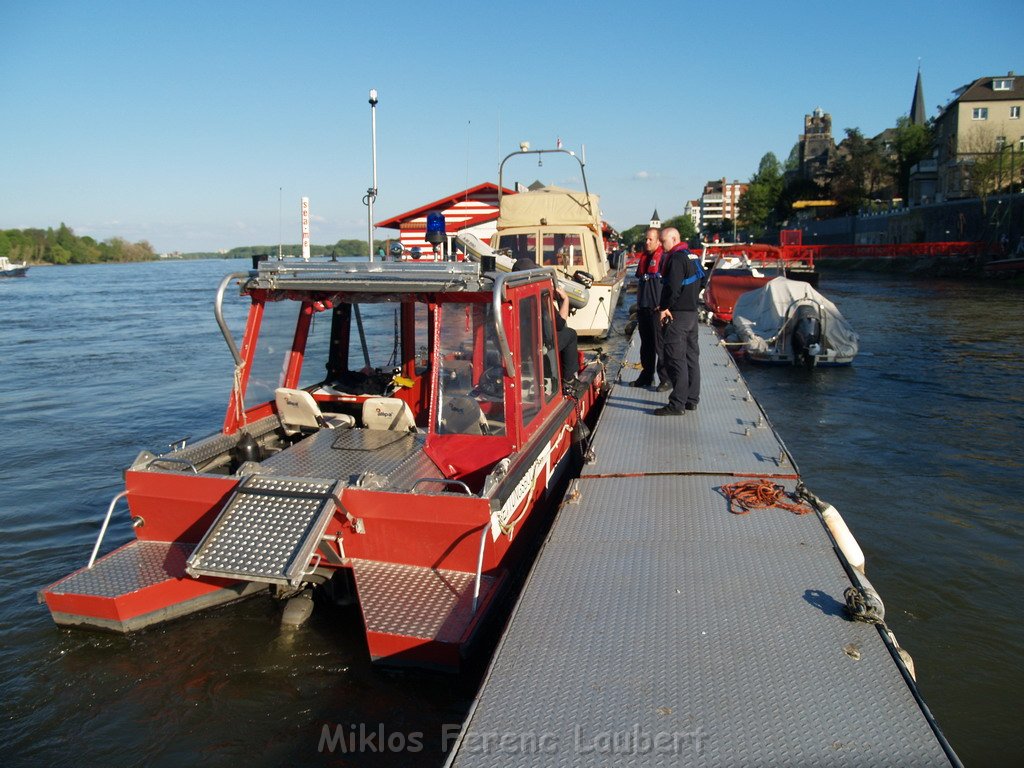 Motor Segelboot mit Motorschaden trieb gegen Alte Liebe bei Koeln Rodenkirchen P116.JPG
